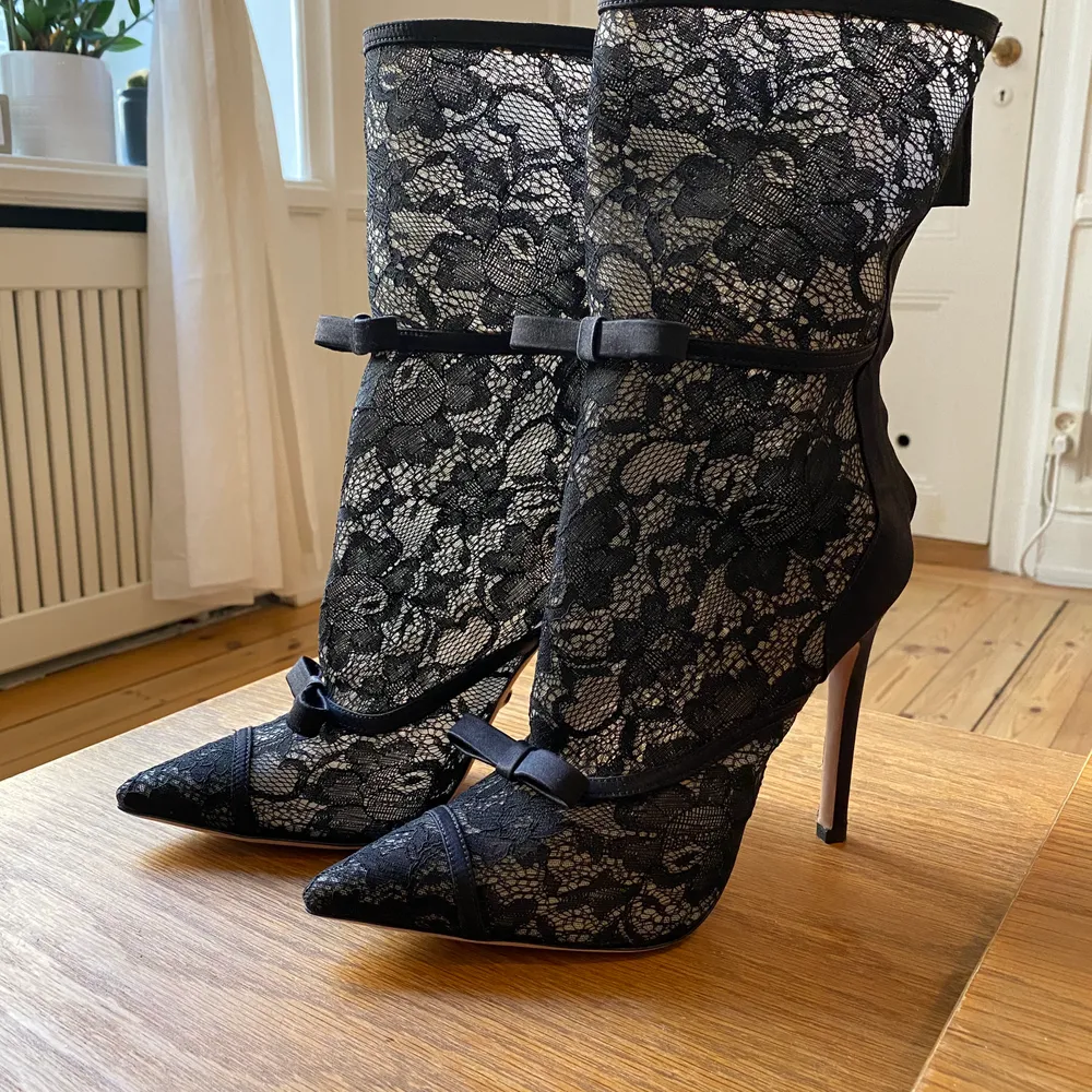 Limited edition and sold out within hours of the launch! Size 39, but fits small. Only worn inside and in almost new condition, only some wear on the sole. Retail price: 3000kr, selling for 1000kr incl. shipping. Payment by swish.. Skor.