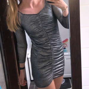 GLITTERKLÄNNING - Såå festlig glittrig klänning från Missguided. Storlek 40 men jag skulle säga att den är en 36/38. Helt ny, säljer då den är för liten på mig (jag är 183 cm så om du är kortare kommer den passa bättre) Köparen står för frakten💗 