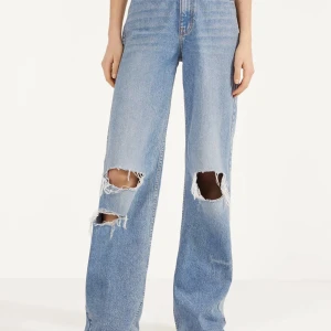 bershka the 90’s jeans - SLUTSÅLDA på hemsidan. Långa, dom når ända till marken på mig som är 176 cm. Använda nån gång. Kan skicka mer bilder🥰 Sista bilden är inte min