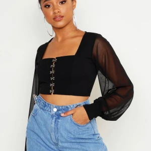 Svart cropped top  - Svart Chopped top från boohoo. Använd endast en gång och kommer tyvärr inte till användning. Tar frakt.
