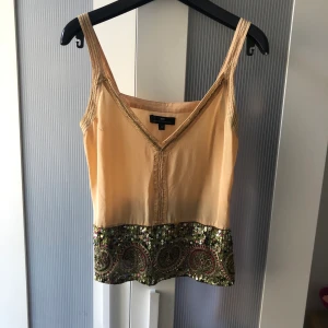 Topp från Day Birger et Mikkelsen - Bra kvalité på tyget och alla paljetter finns kvar, endast använd enstaka gång. Storlek 34. 