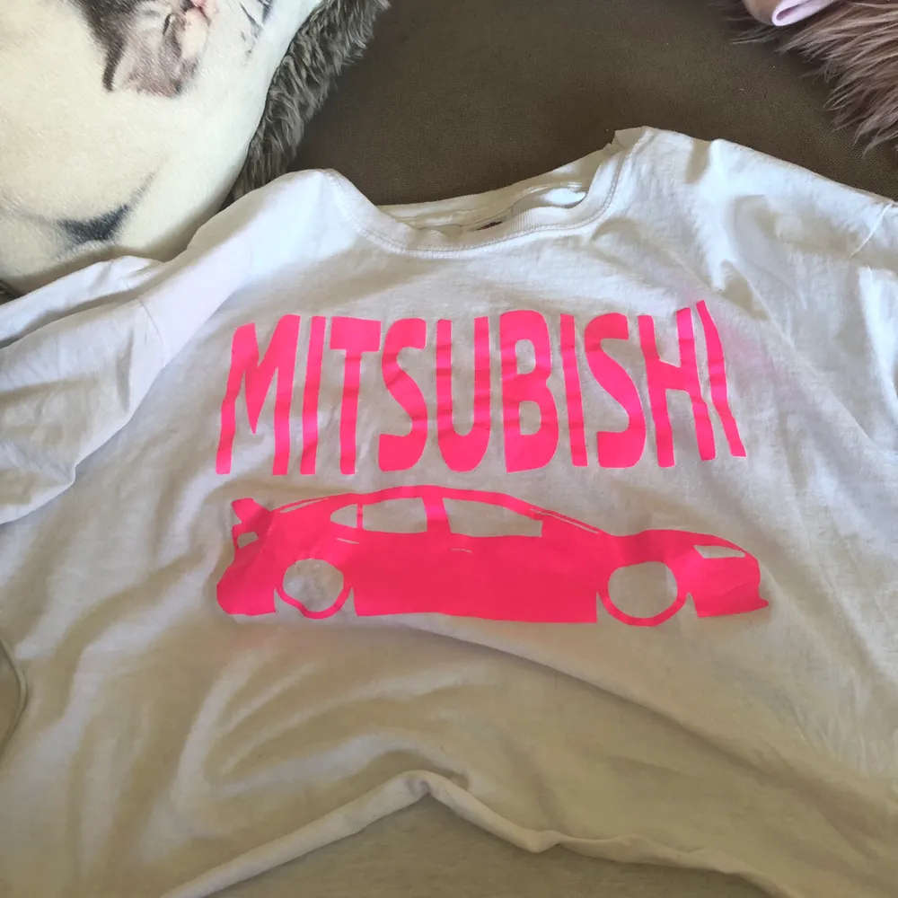 Kollar om de finns intresse för min Mitsubitshi T-shirt . Bilen är en Mitsubitshi Lancer ! Älskar den !!! Så fin neonrosa på trycket! Magtopp så ja croppat den själv 💕🤩. . T-shirts.