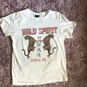 Två i ett - Två t-shirts från Gina tricot med olika motiv, båda användna 1 gång. Båda tröjorna är i storken XS. 