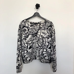 Tjocktröja från Topshop strl M/L - Mönstrad cool tjocktröja från Topshop i storlek M/L. 100 kr + ev frakt 🥳
