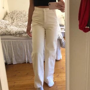 Beiga raka jeans  - Assnygga och i bra längd för mig som är 169cm. Köpta från HM. Använda ca 5 gånger endast. Storlek 34.💛 (köpare står för frakt)