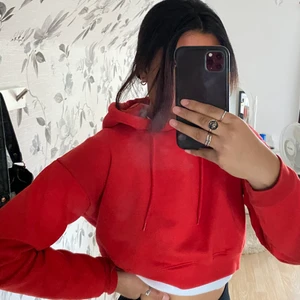 Cropped Hoodie  - As snygg cropped Hoodie från Carlings från deras märke /STAY. Det är storlek M 💕 Säljer för 100kr men står inte för frakten!