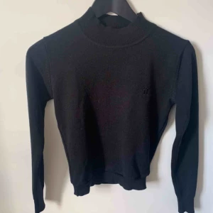  - Svart snygg polotröja med märke på bröstet. Köpt på secondhand för 275kr. Vet ej märket/butiken den är från då det inte står på tröjan.  Väldigt fin och simpel att ha till vad som helst. Fint skick men en aning nopprig. Storlek - XS/S