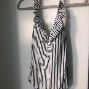 Aldrig använd halterneck baddräkt - En fin randig halterneck baddräkt ifrån Lindex