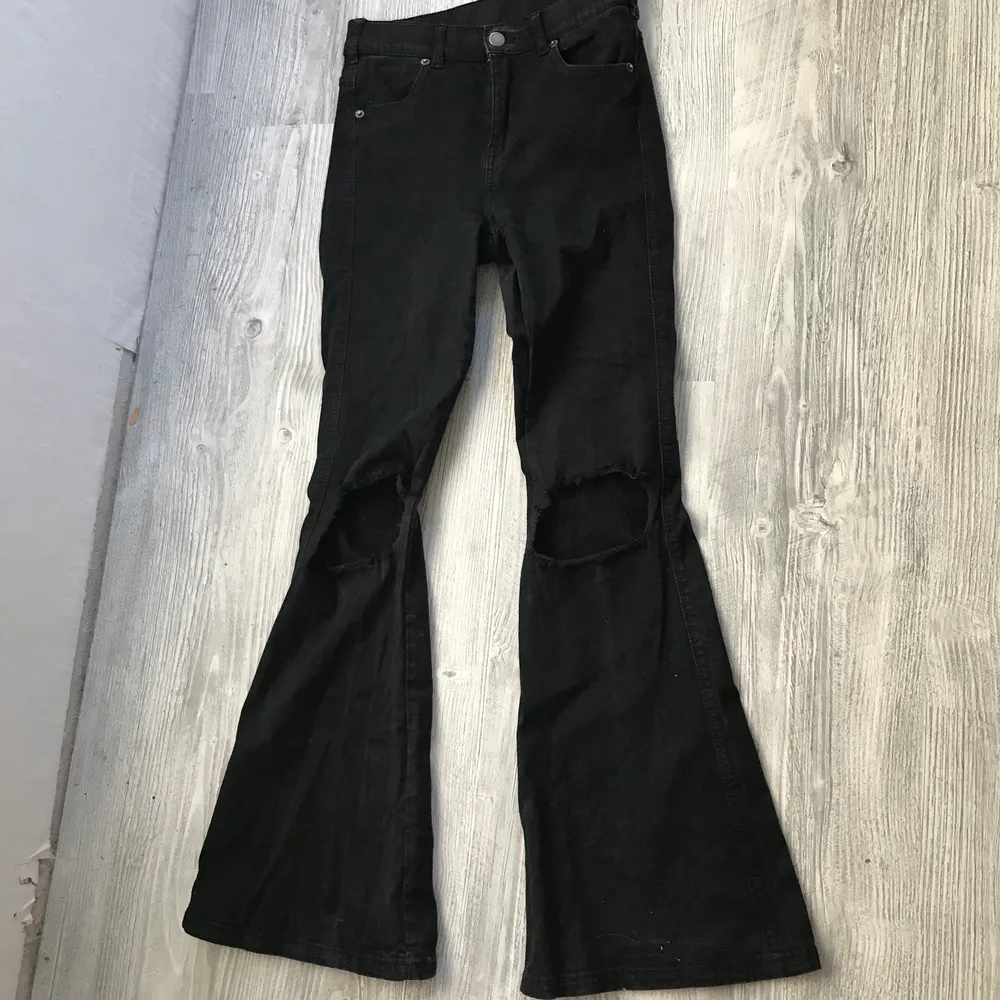 Skicka snygga jenas som tyvär är för små. De är de klassiska drdenim jeansen som är bootcut med hål på knäna. De är knappt använda så de är inte alls urtvättade. Exkata storleken är oklar då lappen är borta men skulle säga S. Jeans & Byxor.