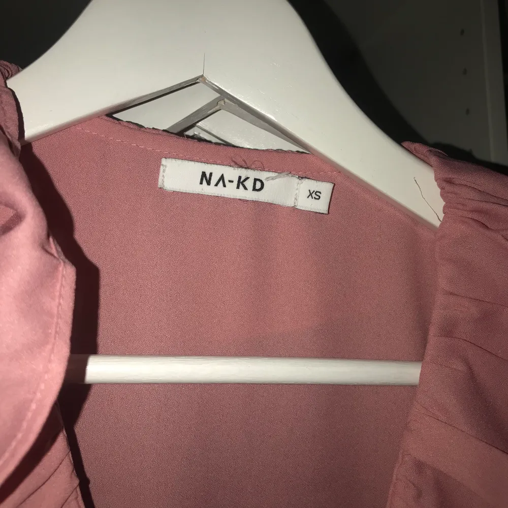Härlig rosa klänning från NAKD. Har ej använt den på ett år! Frakten står på köparen💜🥺. Klänningar.