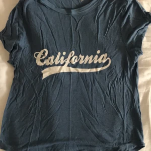 Blå t-Shirt med tryck - Söt baby blå t-Shirt med vitt tryck, nästan aldrig använd, storlek XS men tror den kan passa S oxå