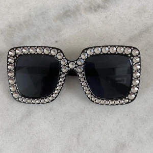 Solglasögon - Solglasögon i fint skick, frakt ingår i priset!  Bud på 120 just nu.