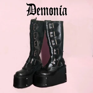 Demonia transformer-800 - Feeeta demonias!! Tillhörande accessoarer som man kan byta och styla med. Enbart använda 1-2 gånger för fotograferingar. Som nyskick. Klackhöjd; 12,7cm. 25cm innersula.  🦋 nypris runt 1200kr. 