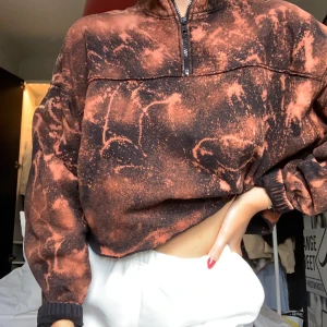 Cropped sweatshirt, batikmönster weekday - Ascool croppad tjocktröja från weekday. Batikmönstret har jag gjort själv (den är alltså oneofakind) men tyvärr dåligt använd av mig. Tröjan är i storlek S. Frakt ingår ej 