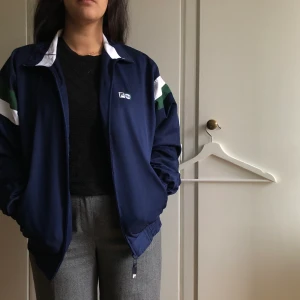 Fräsch gammal jacka från fila - Snygg vintagejacka från Fila. Bra skick, inte särskilt använd. Köparen betalar frakt.