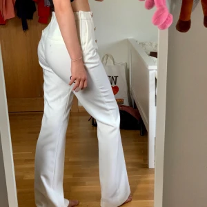 Vita kostymbyxor med guldkant - Skitsnygga kostymbyxor med gulddetaljer🦋, i princip aldrig använda, inga fläckar (fläcken på andra bilden på rumpan är från spegeln) 💕, säljes pga får ingen användning av dessa🙁 köparen står för frakt☁️