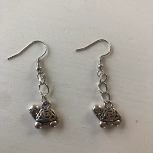 Örhänge - Säljer egengjorda örhängen. 10% av vinsten går till en organisation för att hjälpa sköldpaddor. Frakten är inkluderad i priset. Följ mig på instagram, zea.detailz. Örhängen kostar 60kr och armband 80kr. Meddela vid specialbeställningar.