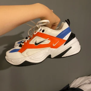 Nike M2K Tekno Red/Blue/White - Nästintill helt oanvända Nike M2K Tekno i den röd-, blå- och vita färgkombinationen! Storlek 38,5 men skulle även kunna passa 37,5-38! Frakt ingår i köpet! ✨🙌🏻📦 