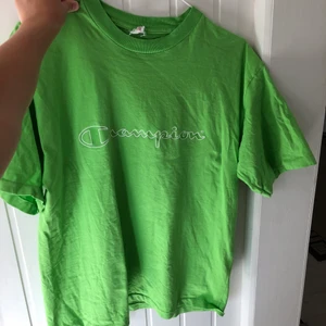 Vintage Grön Champion T-shirt - Superfin neongrön Champion T-shirt i storlek L. Sitter snyggt oversized på mig som vanligtvis har S/M. Säljs pga flyttrensning. 🥰🥰 