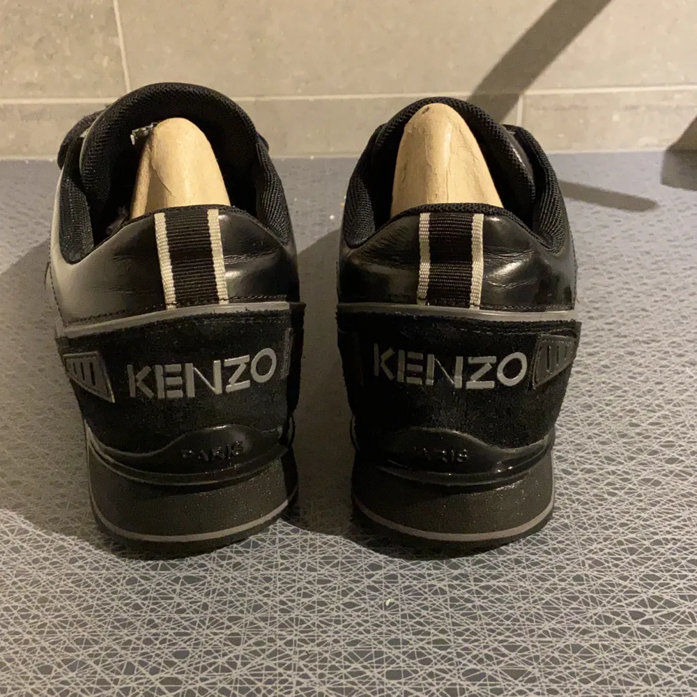 Säljer min kenzo skor storlek 42 dom är nu för små för mig väldigt snygga bra sick . Skor.