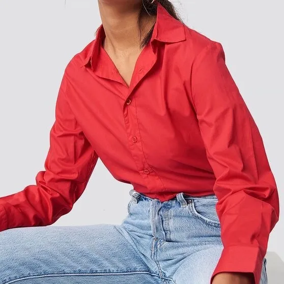 Röd skjorta från NA-KD i storlek 36. Bara använd en gång men säljer då jag tyvärr inte fått användning för den❤️Köparen står för frakten.. Skjortor.