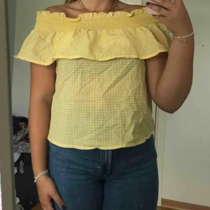  - Gul topp från Strandivarious kan bäras som t-shirt eller off shoulder  Storlek S