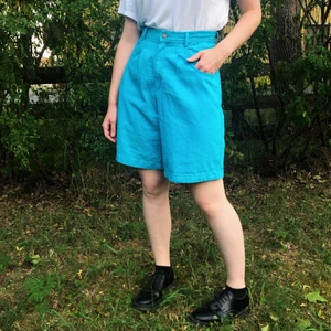 Turkosa jeansshorts - Ett par tjusiga turkosa högmidjade jeansshorts! Jättesköna nu till sommaren och sitter perfekt på mig som är M. 🌷 Kan fraktas. Betalning sker via Swish 🌷