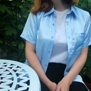 Ljusblå siden silke skjorta - En jätteskön ljusblå siden silke skjorta! Otroligt fin färg till sommaren tycker jag. 🌷 Kan fraktas. Betalning sker via Swish 🌷