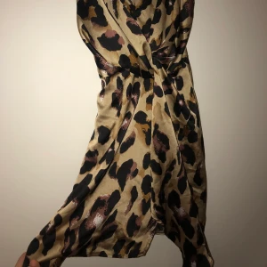Leopardklänning - Leopardmönstrad sidenklänning, går omlott med en liten slits.