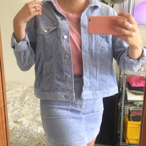 Ljusblått set i Manchester Monki - Ljusblå kjol och jacka från Monki i Manchester. Strl M på jackan och strl 38 på kjolen. Använda sparsamt i fint skick! 500kr för båda. Köparen betalar frakt (ca 60kr) eller så kan jag mötas i Göteborg!