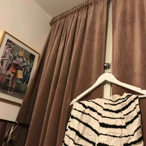  - Snygga shorts med hög midja och utsvängda ben, i fint, vävt tyg så shorts som känns lite mer uppklädda. Matcha till en kostym i sommar och du är hemma🙌🏻