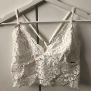  - Snygg bralette från Ella M. Aldrig kommit till användning säljer därför. Frakt tillkommer.