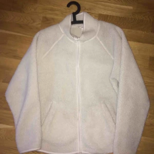  - Teddy-fleecetröja i sparsamt använt skick. Lite fläckig vid ärmsluten dock, men inget som syns så mycket. Frakten ingår i priset, kan annars mötas i Eskilstuna för billigare pris  