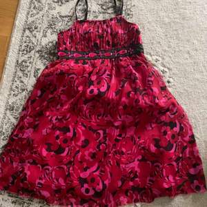 Blommig fin klänning från lindex stl 128,  50 kr plus frakt