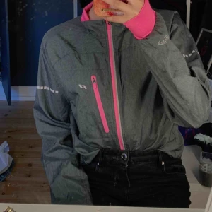  - Grå tränings jacka✨ Storlek: 158/164 passar också XS, 135kr💓 Super bra skick, har bara använts fåtal gånger ||  Skicka för intresse/frågor⚡️