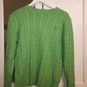  - En fin kabelstickad gant tröja som börjat bli trendig igen med en annan stil än det gamla vanliga. Säljer den för 100kr men kan gå ner till halva vid köp av ett till plagg av mig!  Frakt tillkommer 🥰Om ni har frågor så fråga på 💕✨ xoxo