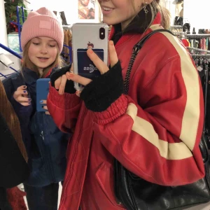  - Så ball röd läderjacka! Älskar denna jacka men har för många jackor nu så blev dags att sälja. Man får alltiiiid komplimanger med denna jacka!! Kan mötas upp eller frakta ❤️❤️❤️🦋🌟🌟