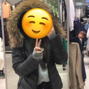  - Säljer min hollies vinterjacka, äkta päls köptes förra vintern, passar 36/38 jag själv är 1,65 på mig sitter den jättebra, den är kort i modellen, möts upp i Göteborg eller står köparen för frakt