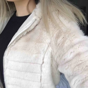  - Beige pälsjacka från Tessie, knappt använd! Inte äkta päls såklart. Storlek M men passar bra på mig som är S. 200kr + frakt 🥰 kan möjligtvis mötas upp i Jönköping, Nässjö, Vetlanda, Eksjö.