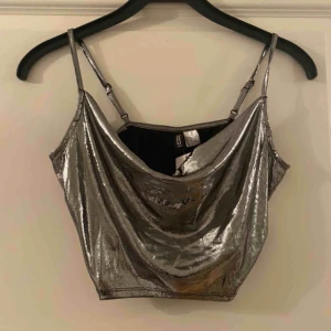  - Helt oanvänd snygg topp. Nypris ungefär 100kr. Frakt tillkommer