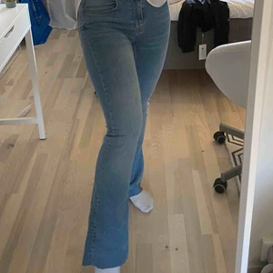  - Bootcut jeans från Zara i en perfekt blå tvätt, storlek 36. Sitter väldigt fint, dom är också stretchiga!   Lägg bud själv, vill gärna bli av med allt!💞 