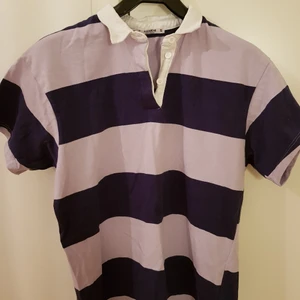 Kortärmad skjorta - Söt kortärmad t-shirt/skjorta med krage från Pull and Bear. Den är i mex-storleken 30 vilket är som S men passar många andra också!