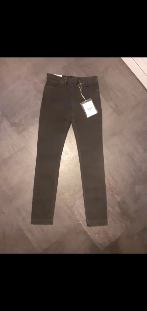 Nya oanvända ACNE jeans. - Säljer mina Acne jeans dom är i stretch jeans tyg. Dragkjedja bak mörkgrå nypris 2000 sek säljes för 300 sek finns Bromma eller kan fraktas.