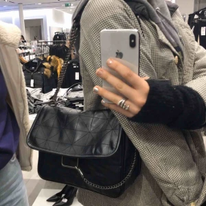  - Säljer min supersnygga väska som endast är använd 1 gång. Säljer pågrund av att jag har en liknande väska. Perfekt storlek som passat till allt