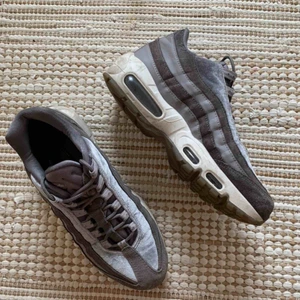  - Skor från Nike i modellen Nike Air Max 95, säljer eftersom jag aldrig använder dom samt har bara använt ett fåtal gånger. Alltså är dom i fint skick! Frakt tillkommer!🌸