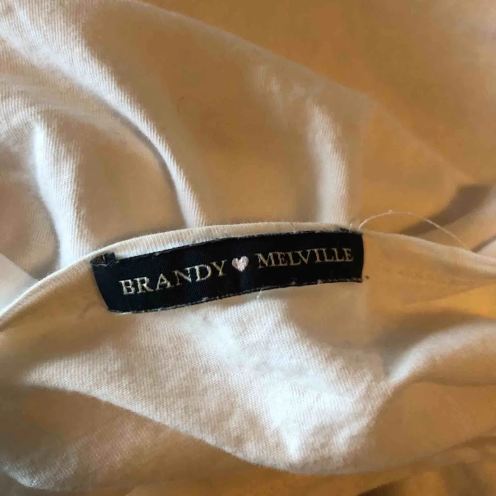 Snyggaste vita långärmade tröjan från brandy Melville! I tunnt material så passar perfekt nu till sommaren! Köparen står för frakten annars möts vi upp i Malmö 🦋  . Toppar.