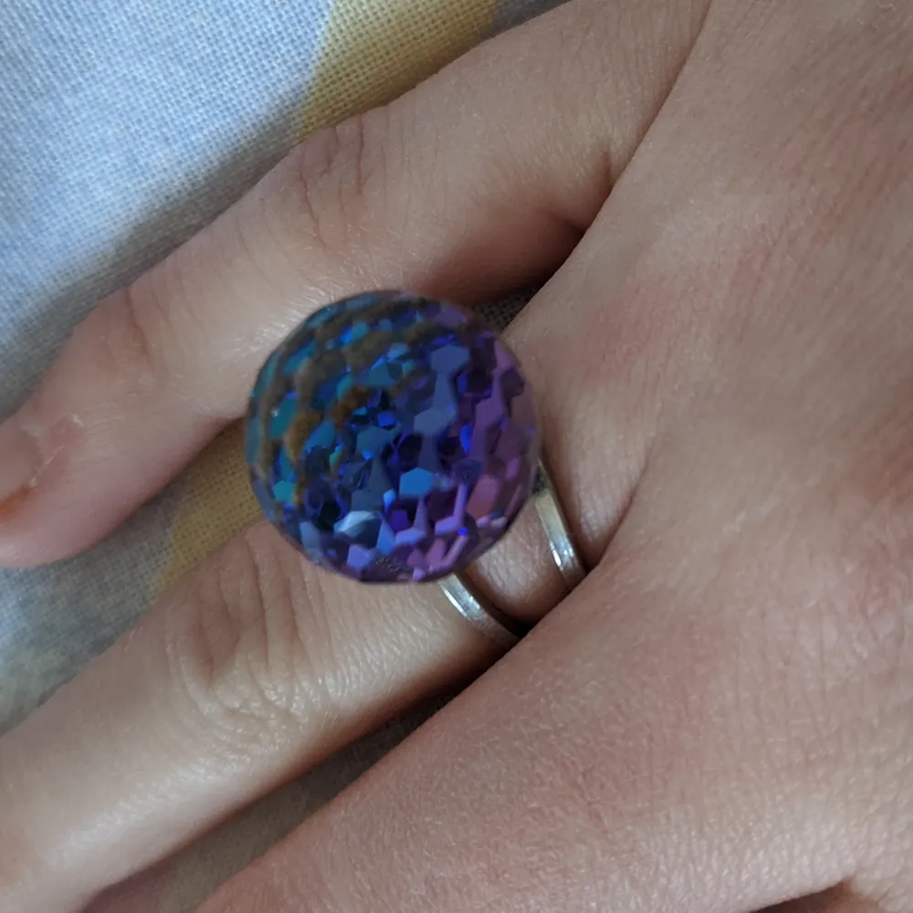 En ring med en kula som skiftar färg beroende på vinkeln! Riktigt cool✋. Accessoarer.
