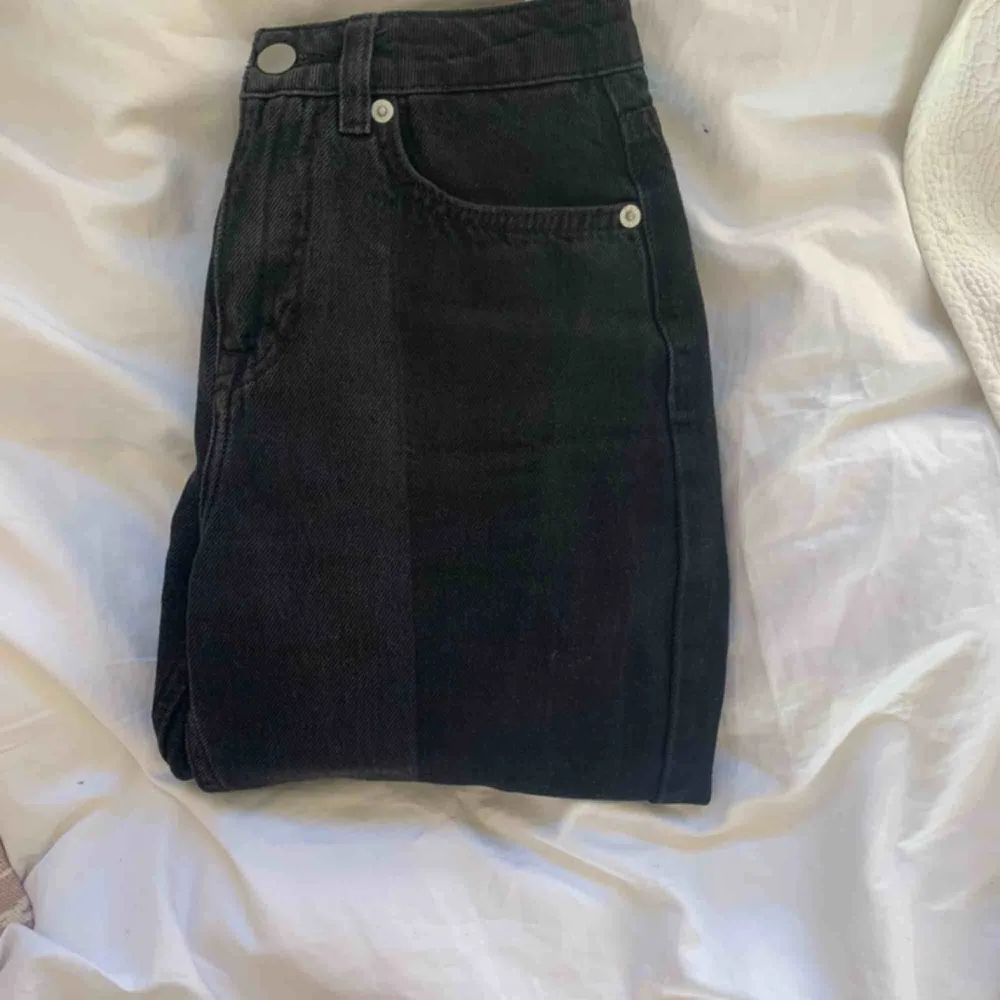 Superfina tvåfärgade jeans i storlek 34 från NAKD. Säljer pågrund av att de är lite förkorta för mig! Nypris ca 400kr. Jeans & Byxor.