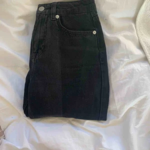  - Superfina tvåfärgade jeans i storlek 34 från NAKD. Säljer pågrund av att de är lite förkorta för mig! Nypris ca 400kr