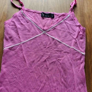  - EN SÖT TOPP FRÅN VERSION! Aldrig använd, i väldigt gott skick! Perfekt inför sommaren 🥰 Går att mötas upp i Stockholm eller frakta (köparen betalar för frakt) Betalning via Swish✅